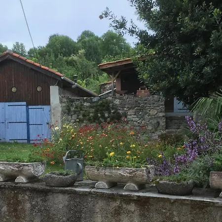 Maison Aux Volets Bleus